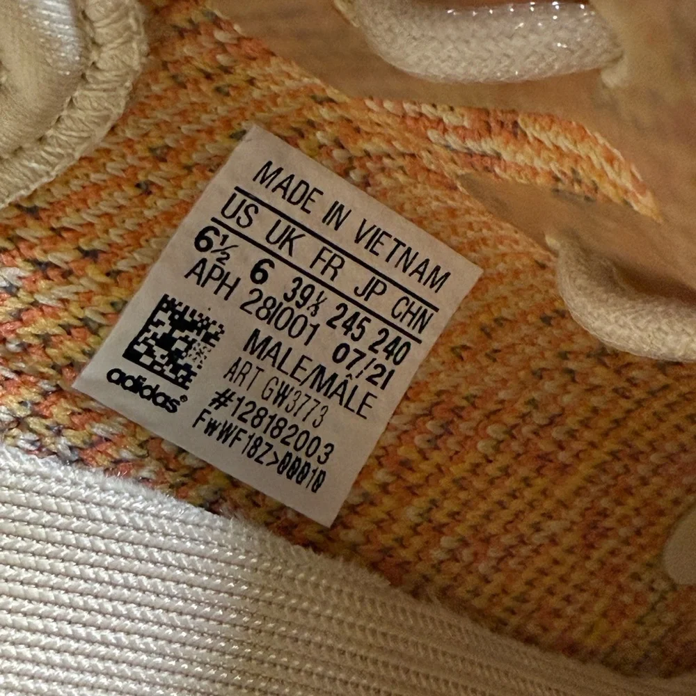 Yeezy Boost 350 V2 - Picture 6 of 9